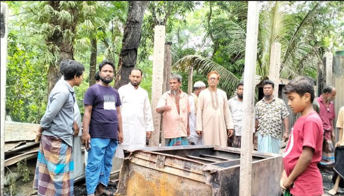 বেগমগঞ্জে বসতবাড়িতে অগ্নিকাণ্ড, ৩টি গরু পুড়ে ছাই