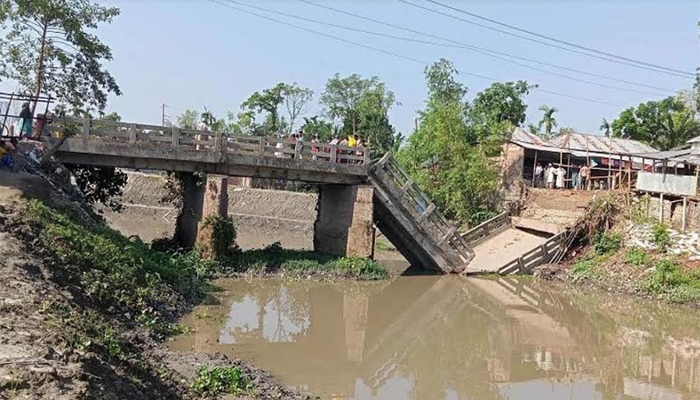 রংপুরে আলাইকুমারী নদের ব্রিজ ধসে সড়ক যোগাযোগ বন্ধ