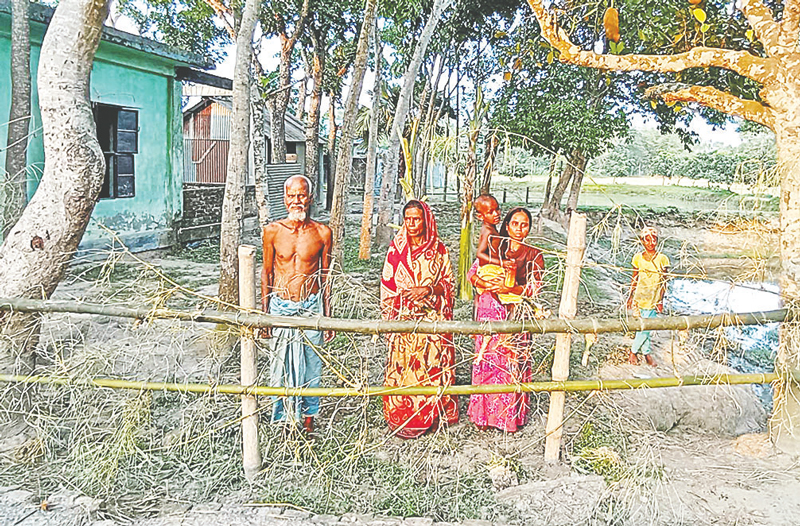 চলাচলের রাস্তায় বাঁশের বেড়া গৃহবন্দি তিন পরিবার