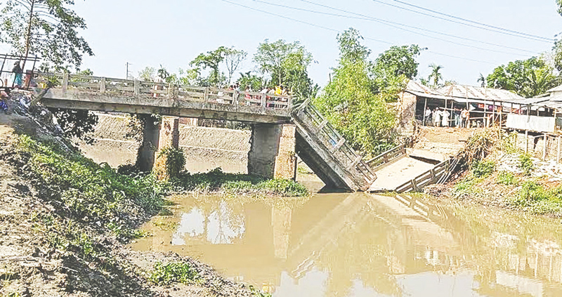 পীরগাছায় ব্রিজ ধসে পড়ে সড়ক যোগাযোগ বন্ধ