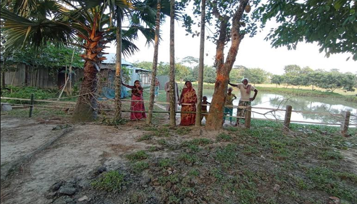 ঈশ্বরগঞ্জে চলাচলের রাস্তায় বাঁশের বেড়া, গৃহবন্দী তিন পরিবার