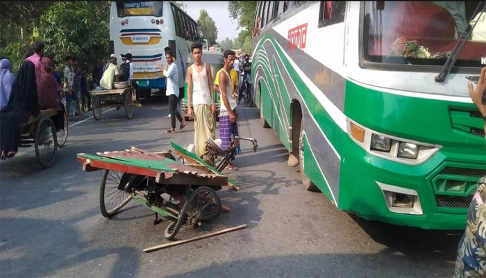 টাঙ্গাইলে বাসের ধাক্কায় একই পরিবারের তিনজন সহ নিহত ৪