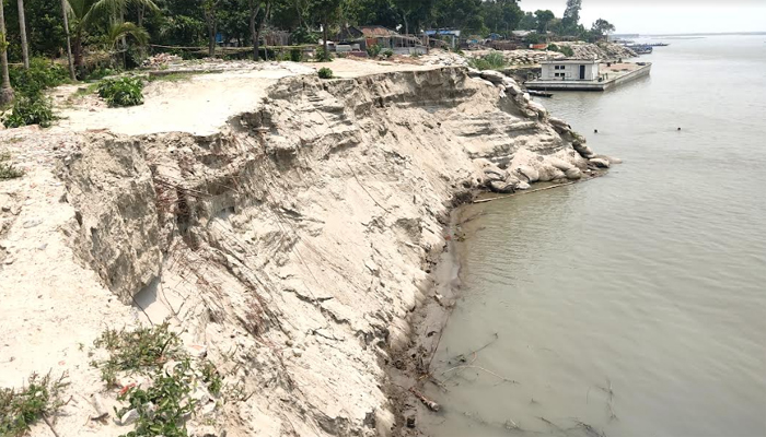 ভয়াবহ ভাঙ্গনে ঘরবাড়ি বিলিন, গৃহহারা হচ্ছে অনেক পরিবার