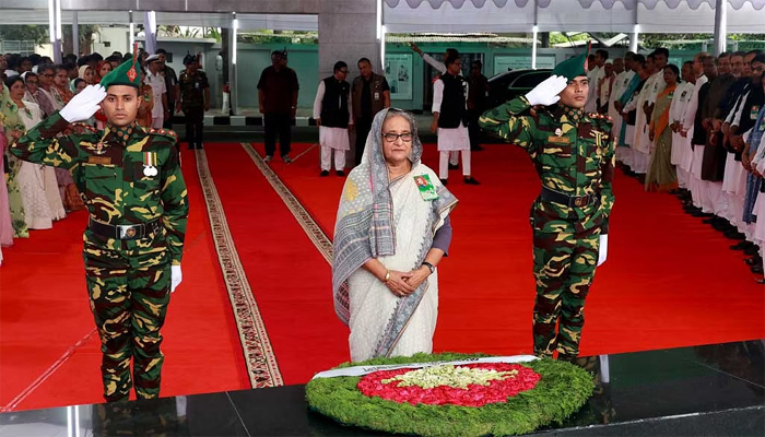 বঙ্গবন্ধুর প্রতিকৃতিতে প্রধানমন্ত্রীর শ্রদ্ধা