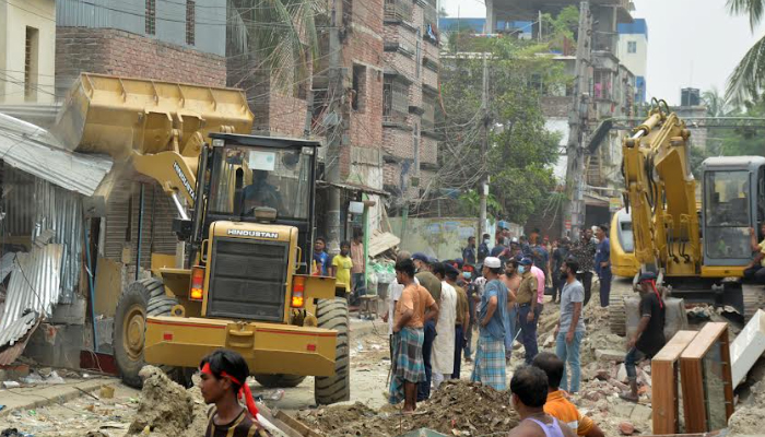 নারায়ণগঞ্জে রেলওয়ের জায়গা দখল করে গড়ে ওঠা শতাধিক অবৈধ স্থাপনা উচ্ছেদ 