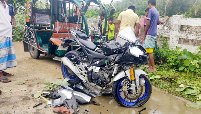 মেরিন ড্রাইভে মোটর সাইকেলও ইজিবাইক সংঘর্ষে নিহত ১, আহত ৩