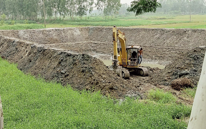 পুকুর সংস্কারের নামে ভেকু দিয়ে হচ্ছে মাটি কাটা