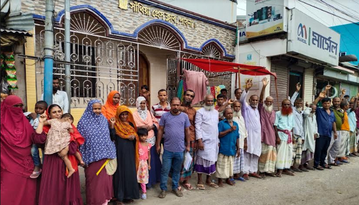  মেয়র-সহ ৪০জনের নামে মামলা’ মিথ্যা মামলার প্রতিবাদে এলাকাবাসীর মানববন্ধন