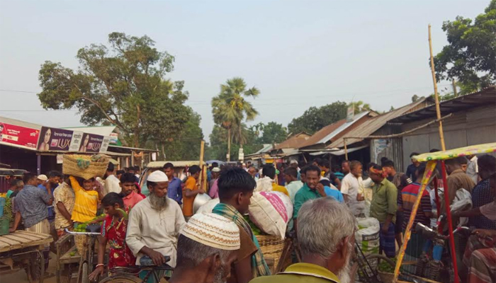 ঝিনাইগাতীতে সড়কের উপর বাজার : জন দুর্ভোগ চরমে