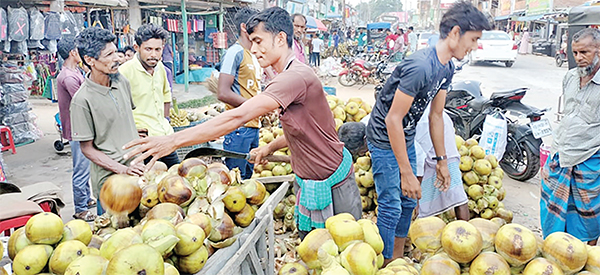 কদর বেড়েছে তালের শাঁসের