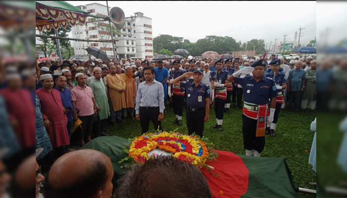 মায়ের কবরের পাশে সমাহিত হলেন সিরাজুল আলম খান  