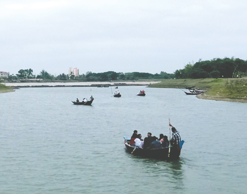 ঢাকার পূর্বাচলে মুগ্ধ পর্যটক