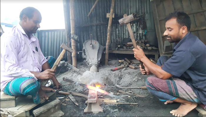 নকলায় ঈদকে সামনে রেখে ব্যস্ত সময় পাড় করছেন কামার সম্প্রদায়