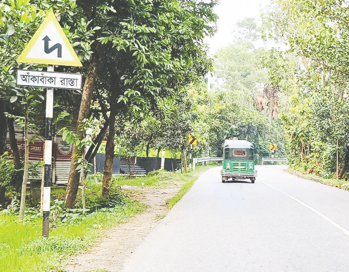 সড়কের বাঁকে বাঁকে মৃত্যুফাঁদ