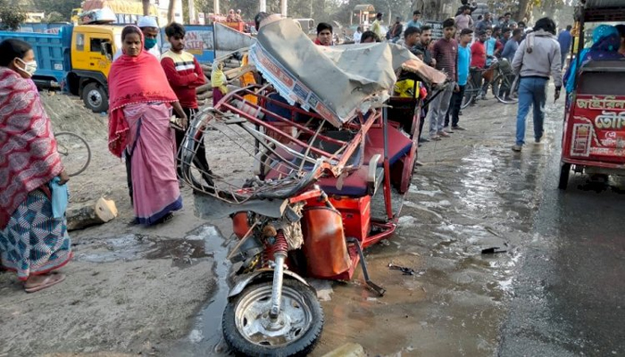 চলন্ত ইজিবাইক থেকে ছিটকে পড়ে প্রাণ গেল এক রোহিঙ্গার