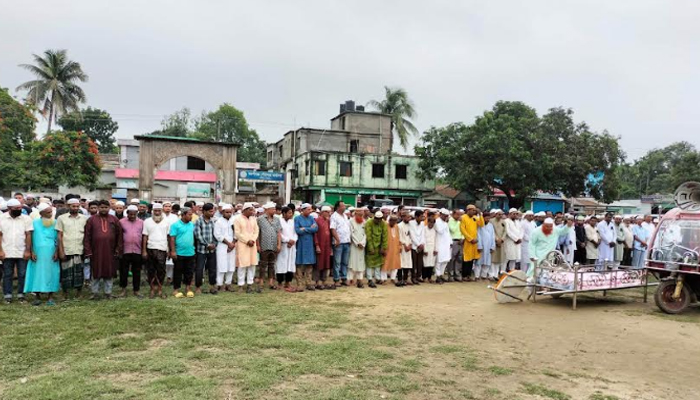 সন্ত্রাসীদের হামলায় নিহত সাংবাদিক নাদিমের দাফন সম্পন্ন 