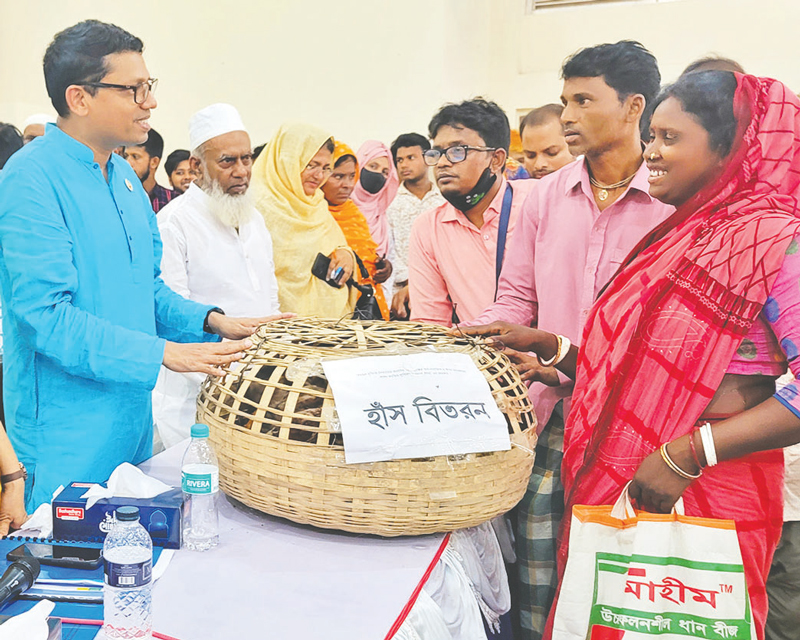 সরকার উন্নয়নের সঙ্গে সুশাসন নিশ্চিত করতে চায়