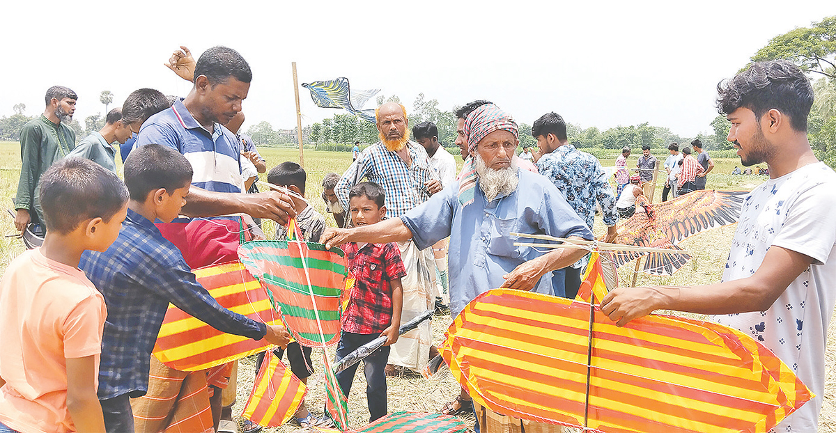 ক্ষেতলালে বসেছে ৫শ’ বছরের ঐতিহ্যবাহী ঘুড়ির মেলা