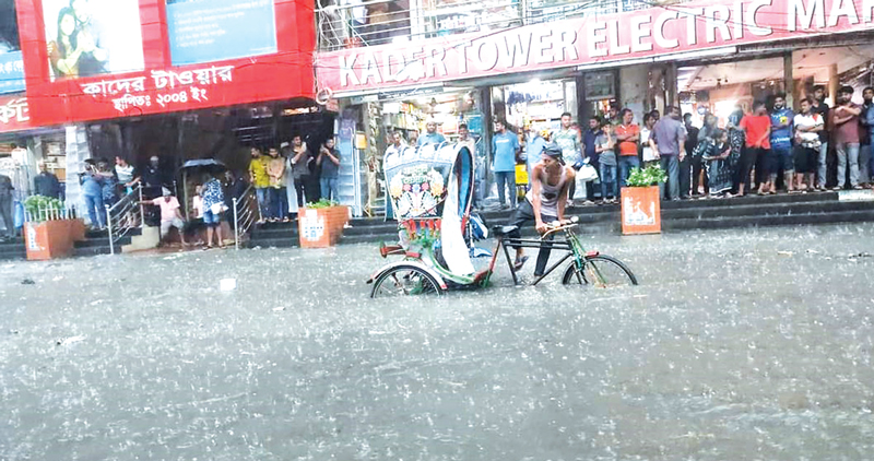 ঘণ্টাখানেকের বৃষ্টিতে জলাবদ্ধতা চট্টগ্রামে