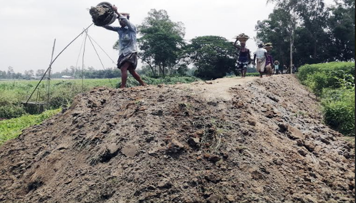 টাঙ্গাইলে স্বেচ্ছাশ্রমে ৫'শ মিটার সড়ক নির্মাণ