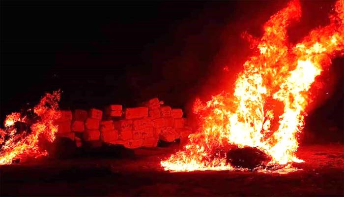 পুড়িয়ে দেওয়া হলো ৩০লাখ টাকার অবৈধ চায়না দুয়ারী জাল 