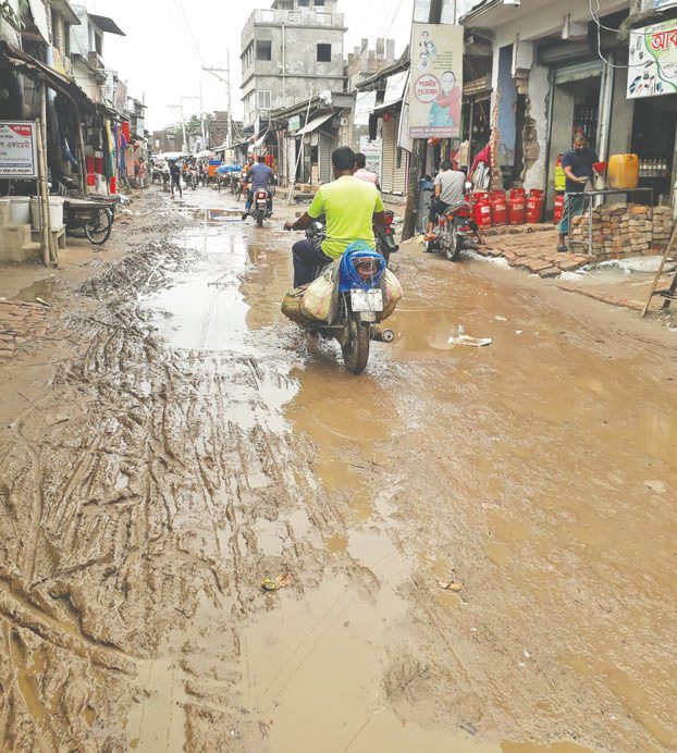 রাস্তার বেহাল দশায় ভোগান্তি চরমে