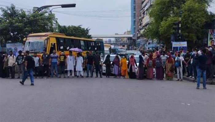 ৭ দফা দাবিতে সাত কলেজের শিক্ষার্থীদের নীলক্ষেত মোড় অবরোধ 