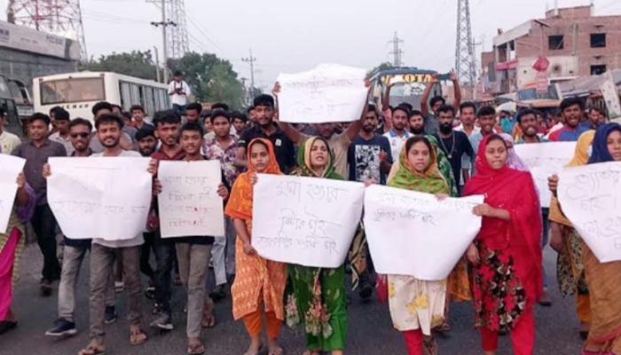 ছাত্রলীগ কর্মী মনা হত্যার প্রতিবাদে মহাসড়ক অবরোধ করে বিক্ষোভ