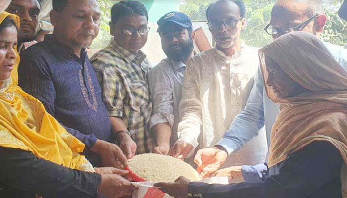 সিরাজগঞ্জে দুস্থদের মাঝে ভিজিএফ’র চাল বিতরণ