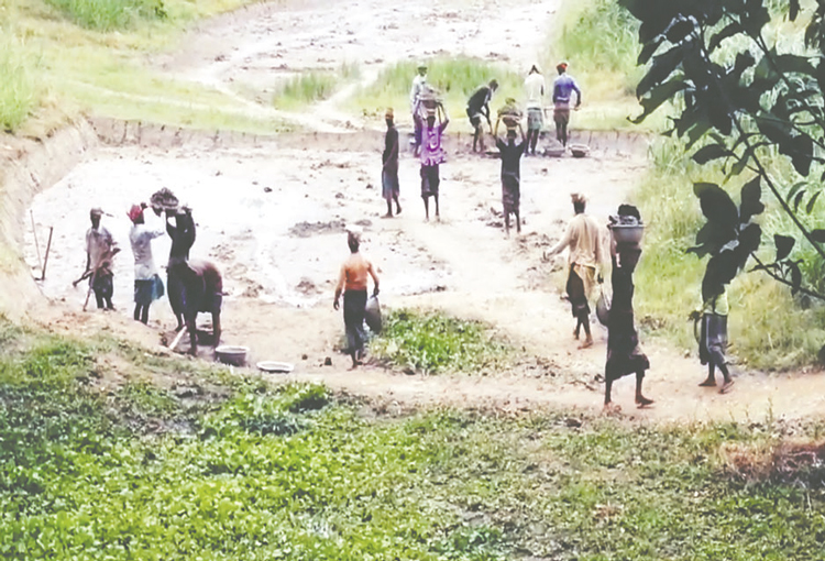 স্বেচ্ছাশ্রমে ৫০০ মি. সড়ক নির্মাণ