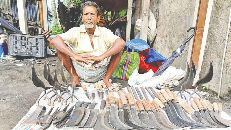 গভীর রাত পর্যন্ত ব্যস্ত কামারপাড়া