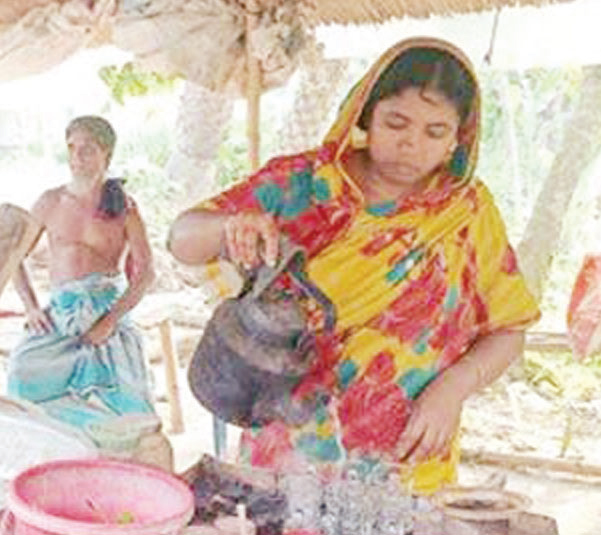 জনসেবার পর চা বিক্রি করেন অবসর সময়ে