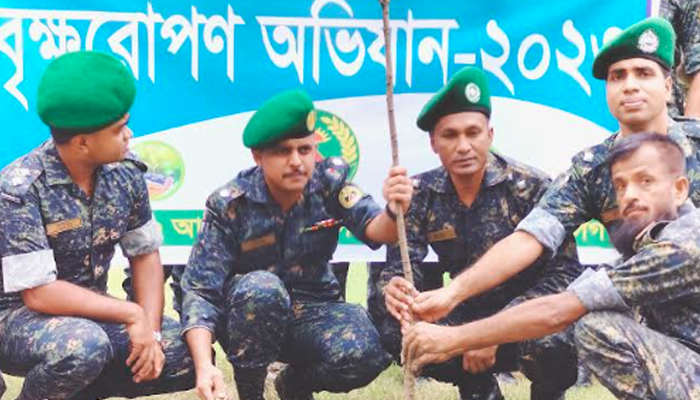 গোপালগঞ্জে আনসার-ভিডিপি ও ব্যাটালিয়ানের উদ্যোগে বৃক্ষরোপণ অভিযান