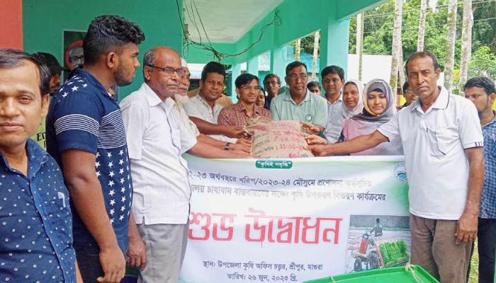 কৃষিকে যান্ত্রিকীকরণের লক্ষ্যে মাগুরায় সমলয় চাষাবাদে প্রণোদনা