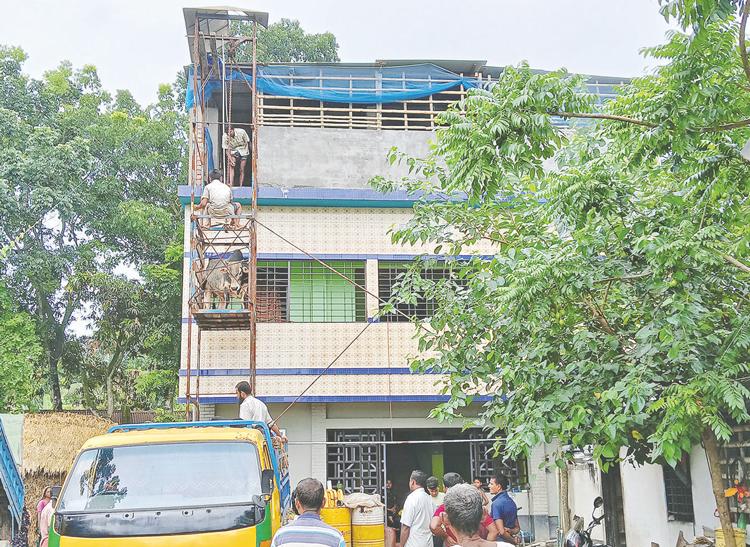 লিফটে নেমে গরু গেল হাটে