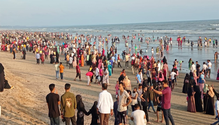 পর্যটকে ভরপুর কক্সবাজার