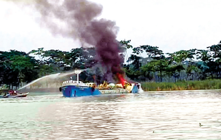 সুগন্ধা নদীতে তেলবাহী ট্যাংকার বিস্ফোরণে দগ্ধ চার