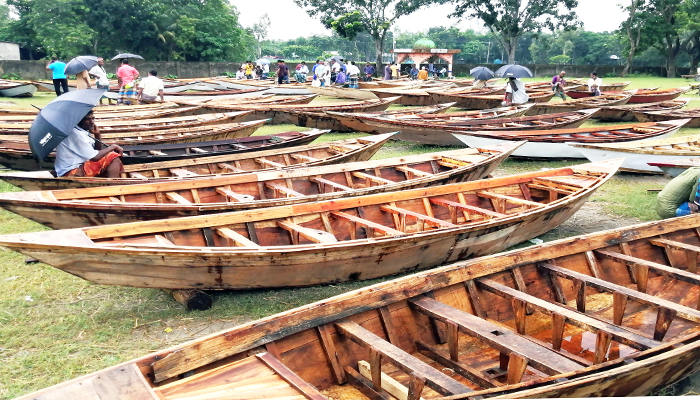 বর্ষার শুরুতেই টাঙ্গাইলে নৌকা তৈরির ধুম