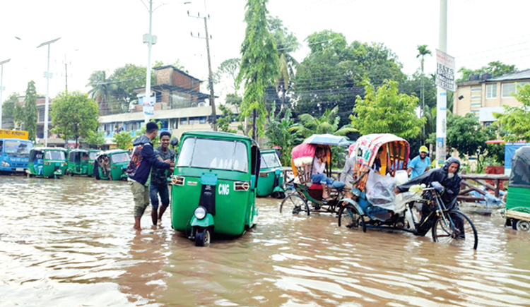 টানা বৃষ্টিতে সিলেটে জলাবদ্ধতা বাসাবাড়িতে ঢুকেছে পানি