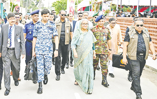 প্রটোকল ভেঙে প্রধানমন্ত্রীর ঈদ শুভেচ্ছা