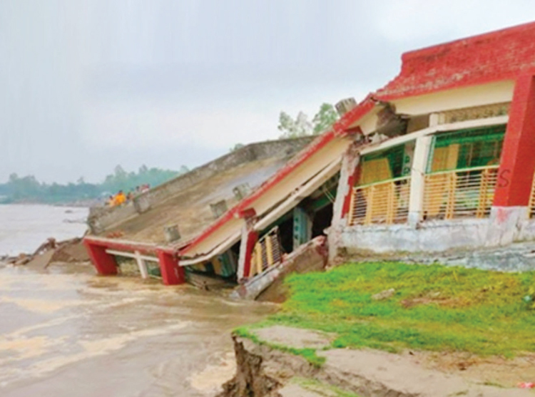 যমুনায় বিলীন স্কুল ভবন