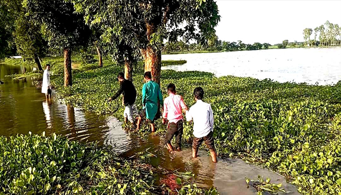 নেত্রকোণায় স্কুলের মাঠ ও গ্রামীণ সড়কের উপর বানের পানি