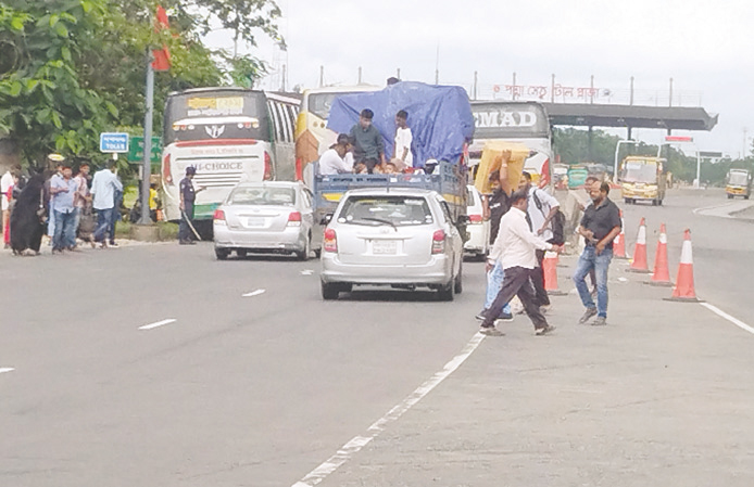 মৃত্যুঝুঁকি নিয়ে চলছে এক্সপ্রেসওয়ে পারাপার