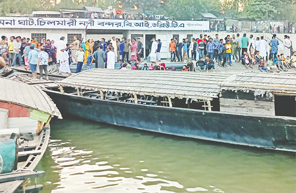 আধুনিক চিলমারী বন্দরের অপেক্ষায় সাধারণ মানুষ