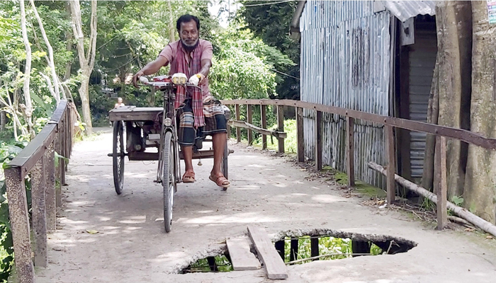 ব্রিজের মধ্যে গর্ত, হাজারো মানুষের দুর্ভোগ