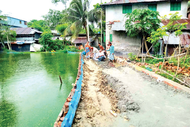 দুমকিতে স্বেচ্ছাশ্রমে পৌনে এক কিমি. রাস্তার কাজ হচ্ছে