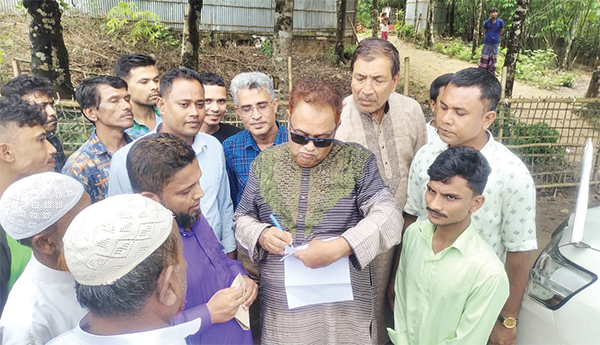 মসজিদের জন্য দুই লাখ টাকা অনুদান দিলেন সাবেক এমপি বদি