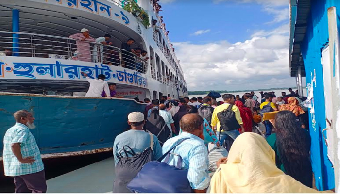 কাউখালী লঞ্চঘাটে বছর শেষে ঈদ উপলক্ষে যাত্রীদের উপচেপড়া ভিড়