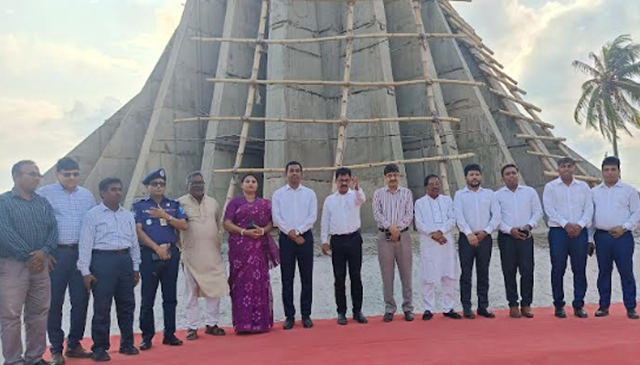 নির্মাণাধীন ‘নারায়ণগঞ্জ স্মৃতিসৌধ’ পরিদর্শনে বিভাগীয় কমিশনার