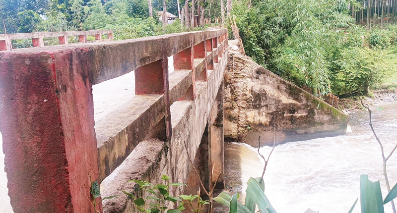 কালিয়াগঞ্জে সেতু হেলে পড়ায় শঙ্কা